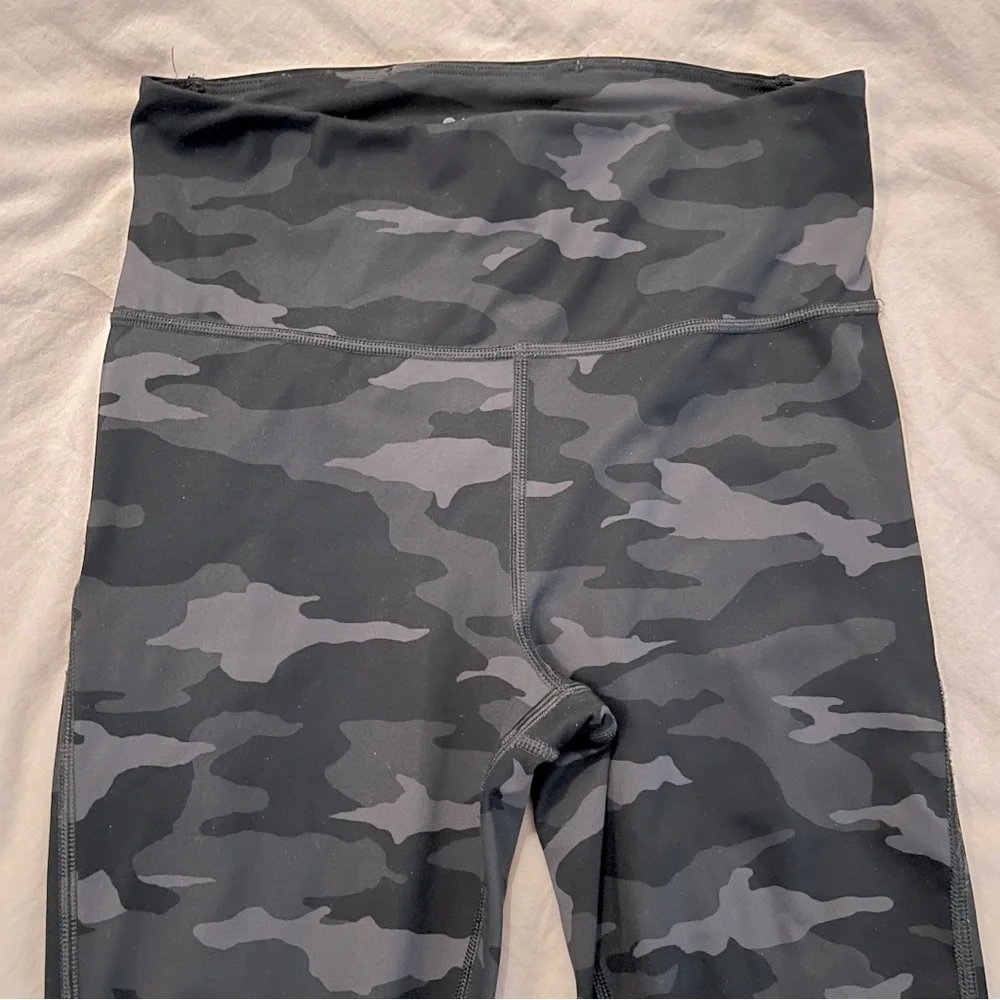✨SOLD✨ Athleta Ultimate 7/8 Tight Camo Leggings - Picture 7 of 13